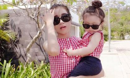 Hai mẹ con Elly Trần diện đồ đôi cực 'ngầu'