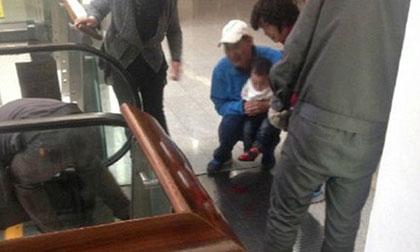  Bé gái bị thang cuốn 'nghiến' đứt ngón tay