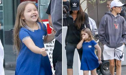 Harper cười tít mắt khi được bố mẹ và các anh dẫn đi dạo phố