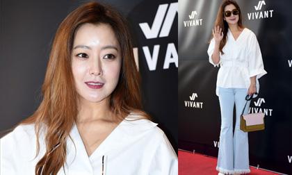 Mỹ nhân Hàn Kim Hee Sun diện mốt quần ống loe khoe chân dài mướt mắt