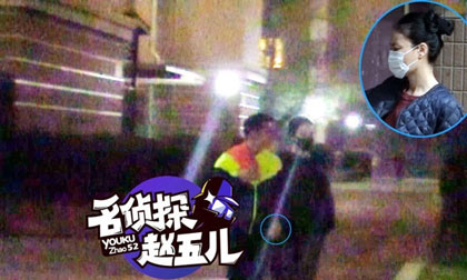 Tạ Đình Phong âu yếm nắm tay Vương Phi đi dạo giữa đêm khuya