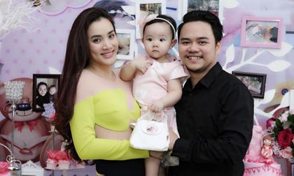 Vợ chồng Trang Nhung làm tiệc thôi nôi cho con gái đầu lòng