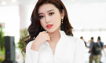 Huyền My khoe eo thon quyến rũ với jumpsuit trắng muốt