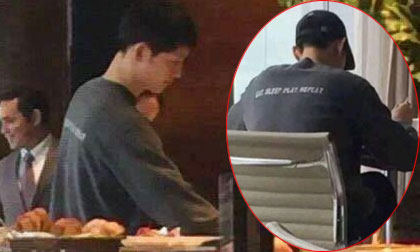 Song Joong Ki bị bắt gặp lẻ loi ở Hồng Kông khiến fans động lòng
