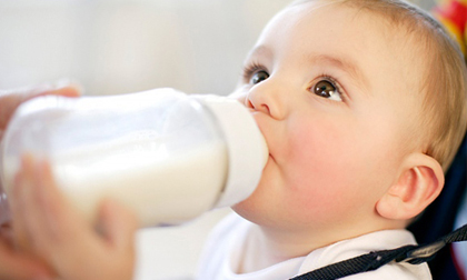 10 sai lầm 'chết người' khi cho con uống sữa cần bỏ gấp