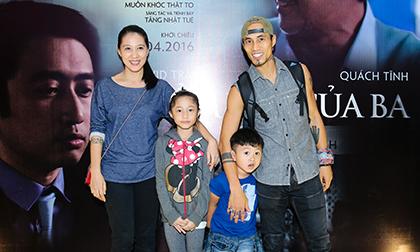 Phạm Anh Khoa đưa vợ lớn hơn 6 tuổi và hai con đi xem phim