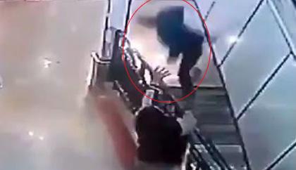 Hú hồn em bé rơi từ trên cao được một thanh niên cứu sống 