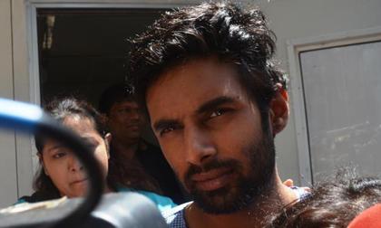 Bạn trai nữ diễn viên 'Cô dâu 8 tuổi' dọa nhảy lầu tự tử