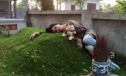 Diva Thanh Lam gây xúc động khi gối đầu lên mộ bố