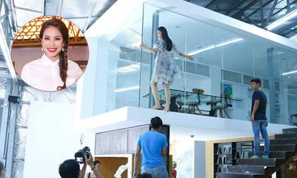 Fan 'thót tim' khi xem hậu trường chụp hình của Hoa hậu Phạm Hương