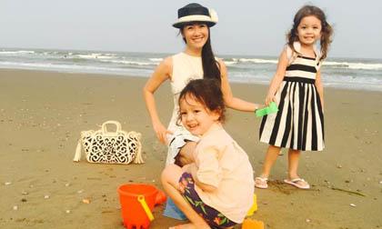 Mẹ con Hồng Nhung vui đùa trên bãi biển Sầm Sơn