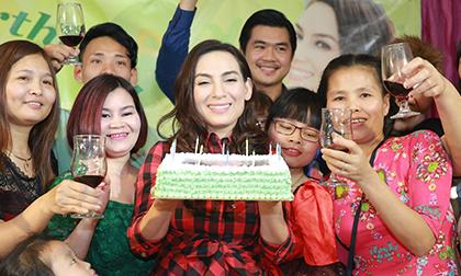 'Người tình' lặng lẽ về Mỹ, Phi Nhung đón sinh nhật cùng fan