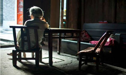 Mẹ già cô đơn tự vẫn: Bài học rất nhiều người đang mắc tương tự 