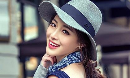 'Tình cũ' Minh Tiệp khoe dáng sang chảnh trên phố