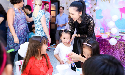 Linh Nga xinh đẹp dự tiệc sinh nhật của con gái doanh nhân Trần Tú Quyên