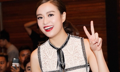 Hoàng Thùy Linh diện váy ren rạng rỡ dự sự kiện