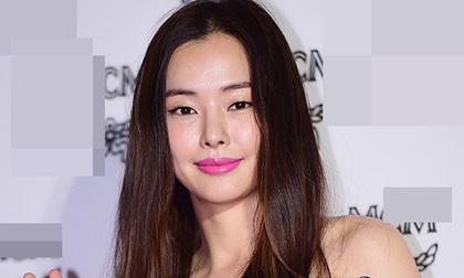 Hoa hậu Hàn Honey Lee lộ khuôn mặt ngày càng cứng đơ như tượng sáp