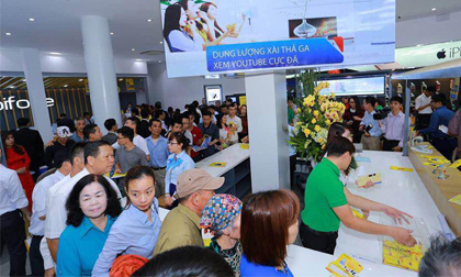 Xếp hàng dài tham gia chương trình nhận iPhone 6s giá 0 đồng và sim phú quý