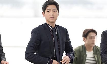 Song Joong Ki diện vest bảnh bao ở sân bay