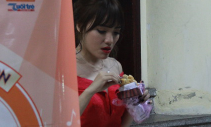 Quán quân Nhật Thủy tranh thủ 'gặm bánh mỳ' trong hậu trường