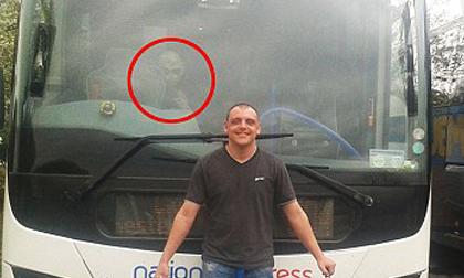 Người ngoài hành tinh đáng sợ núp trên xe ô tô?