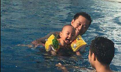 Con trai Tuấn Hưng thích thú khi tập bơi cùng bố