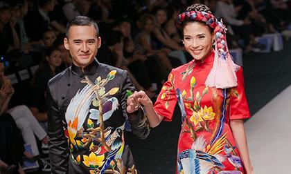 Vợ chồng Lương Thế Thành làm vedette trên sàn catwalk sau đám cưới