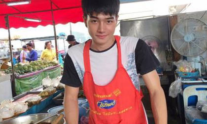 Anh chàng bán cà ri khiến cả khu chợ Thái Lan náo loạn vì quá đẹp trai