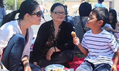 Ca sĩ Thu Phương vui vẻ ăn trưa với con ở sân trường