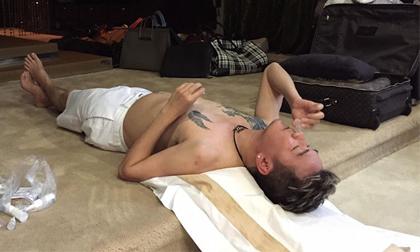 Đàm Vĩnh Hưng bị bệnh phải dốc ngược đầu để nhỏ thuốc