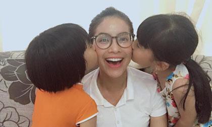 Phạm Hương thích thú khi được các cháu ôm hôn thắm thiết