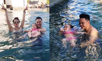 Con gái Trang Nhung thích thú khi lần đầu đi bơi với bố mẹ