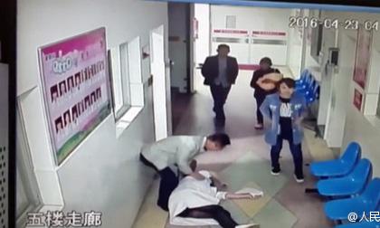 Chồng đánh bác sĩ ngất xỉu vì vợ xuất huyết sau sinh