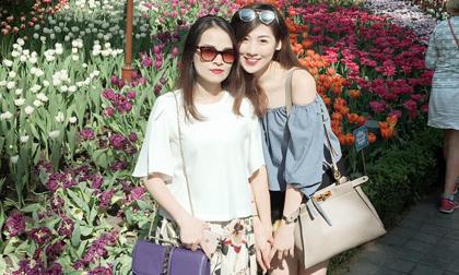 Á hậu Tú Anh cùng mẹ đi du lịch Singapore