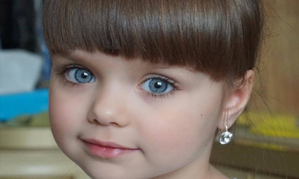 Bé gái xinh như búp bê 'gây xôn xao'