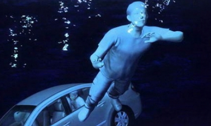 Làm sao để thoát thân khỏi xe ô tô khi bị chìm xuống nước?