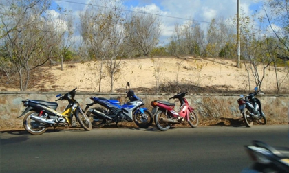 Chồng đau đớn nhìn vợ đang mang thai bị 4 thanh niên hãm hiếp