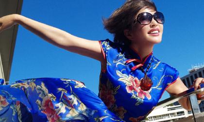 Lưu Hiểu Khánh ngưỡng 70 tuổi vẫn chụp hình vô duyên 