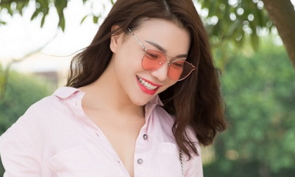 Trà Ngọc Hằng mặc áo sơ mi giản dị đạp xe đi làm từ thiện