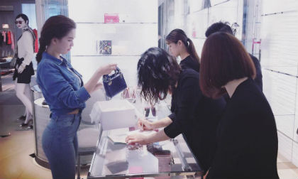 Mặc denim kín đáo đi mua đồ hiệu, Ngọc Trinh vẫn dư sức cuốn hút 