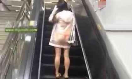 Cô gái vô tư mặc áo mưa mỏng lộ nội y gây sốc