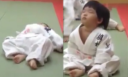 Em bé ngủ gật siêu dễ thương