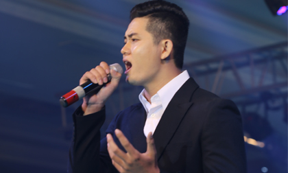 Vẻ đẹp tựa  nam thần của Ray Võ hút hồn khán giả tại sân khấu triển lãm cưới