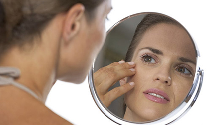 Này, sao dạo này bà nhiều nếp nhăn thế?