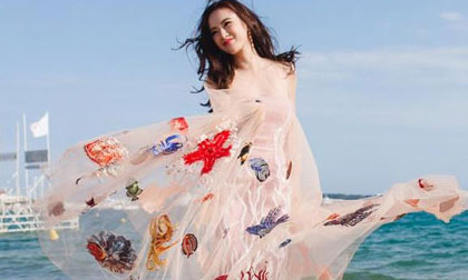 Angela Phương Trinh tỏa sáng với váy 'đại dương' bên bờ biển Cannes