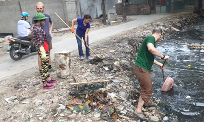 Người Việt nghĩ gì khi thấy ông Tây dọn cống thối ở Hà Nội?