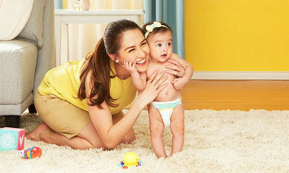 Con gái 'Mỹ nhân đẹp nhất Philippines' càng lớn càng kháu khỉnh