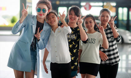 Fans ra tận sân bay tiễn Á hậu Huyền My đi du học