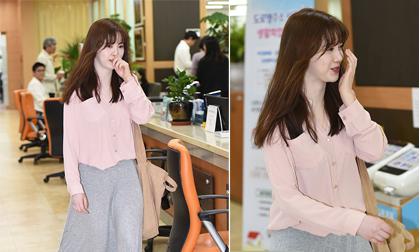 'Nàng Cỏ' Goo Hye Sun một mình đi đăng kí kết hôn
