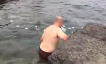 Clip đáng suy ngẫm: Ông Tây nhặt rác, người Việt đứng xem